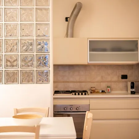 Lhe Black Rose Apartment