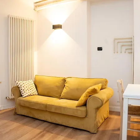Lhe Black Rose Apartment